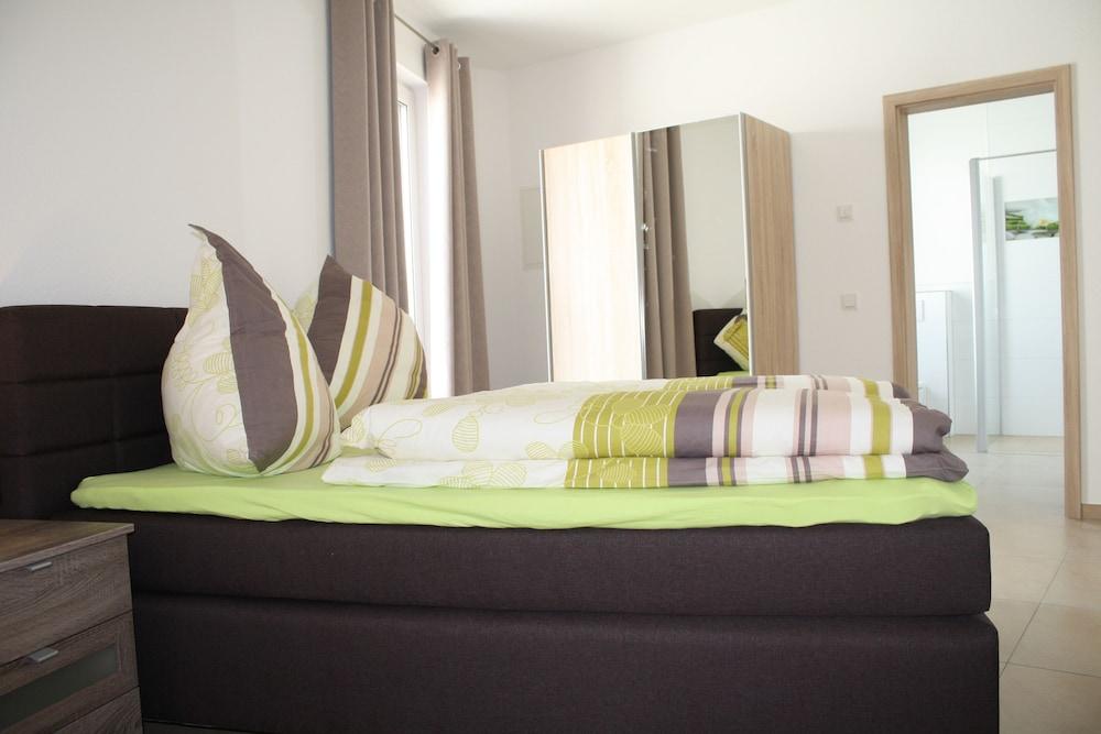 Cloud 7 I Room