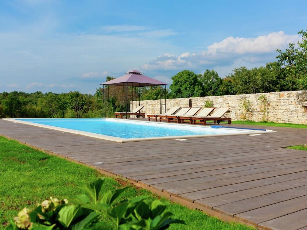 Spacious Villa With Private Swimming Pool in Kanfanar Exterior