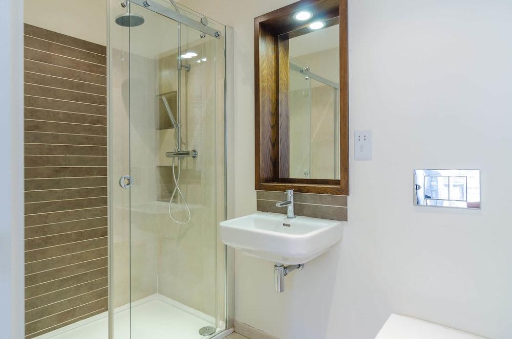 Custom House Square: Cathedral Quarter Bathroom