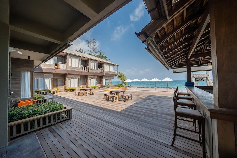 Baan Ploy Sea Exterior