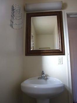 Dixie Palms Motel Bathroom Sink