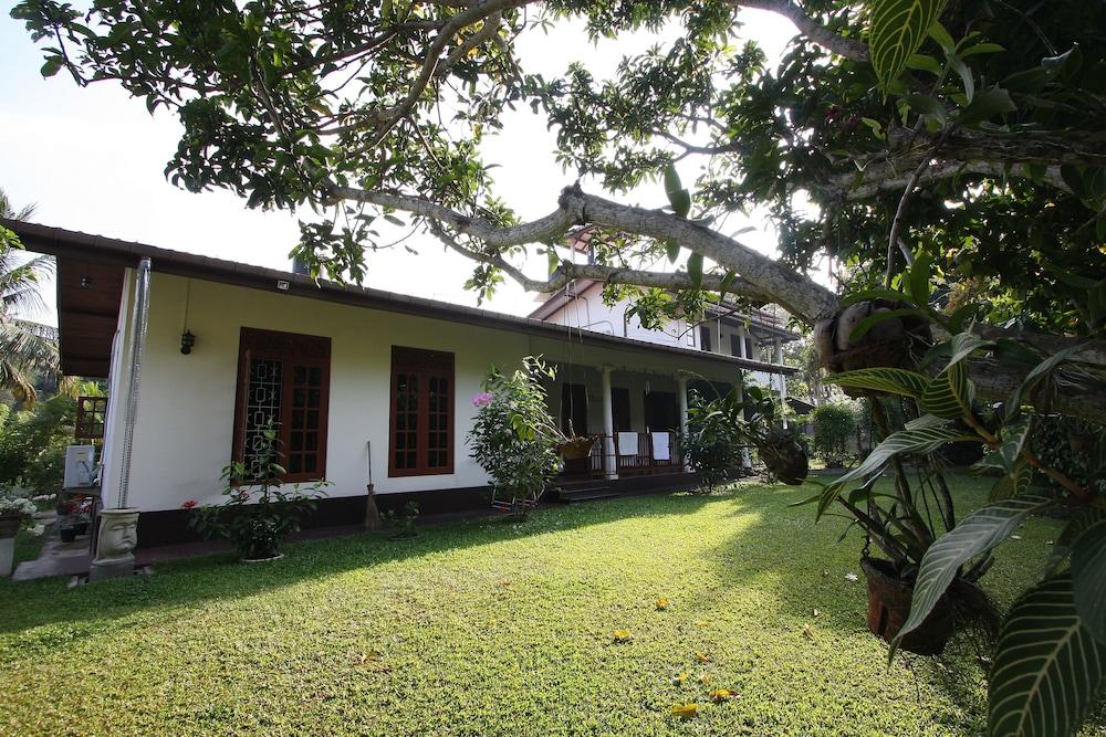 Manel Guesthouse Exterior