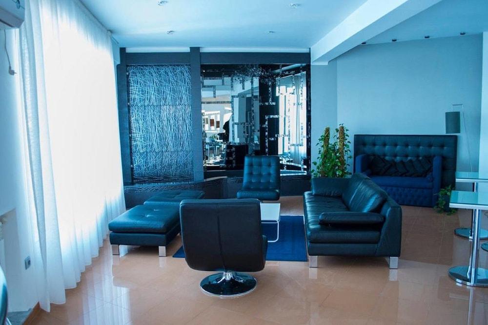 Hôtel L'évantail Lobby Sitting Area