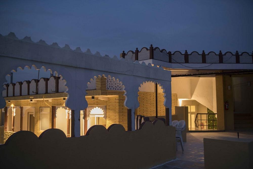 Rishika Clarks Inn Exterior