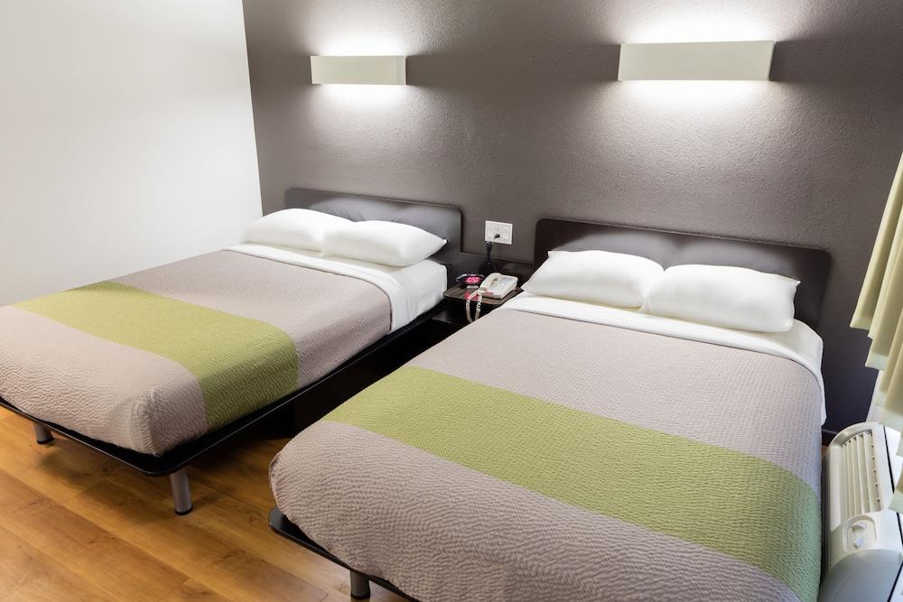 Studio 6 Cypress, CA Room