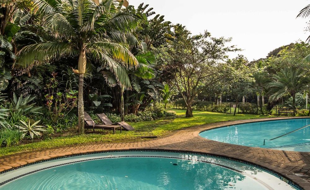 302 Oyster Schelles Outdoor Pool