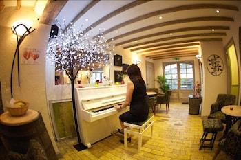 The Live and Let Live Hotel Lounge