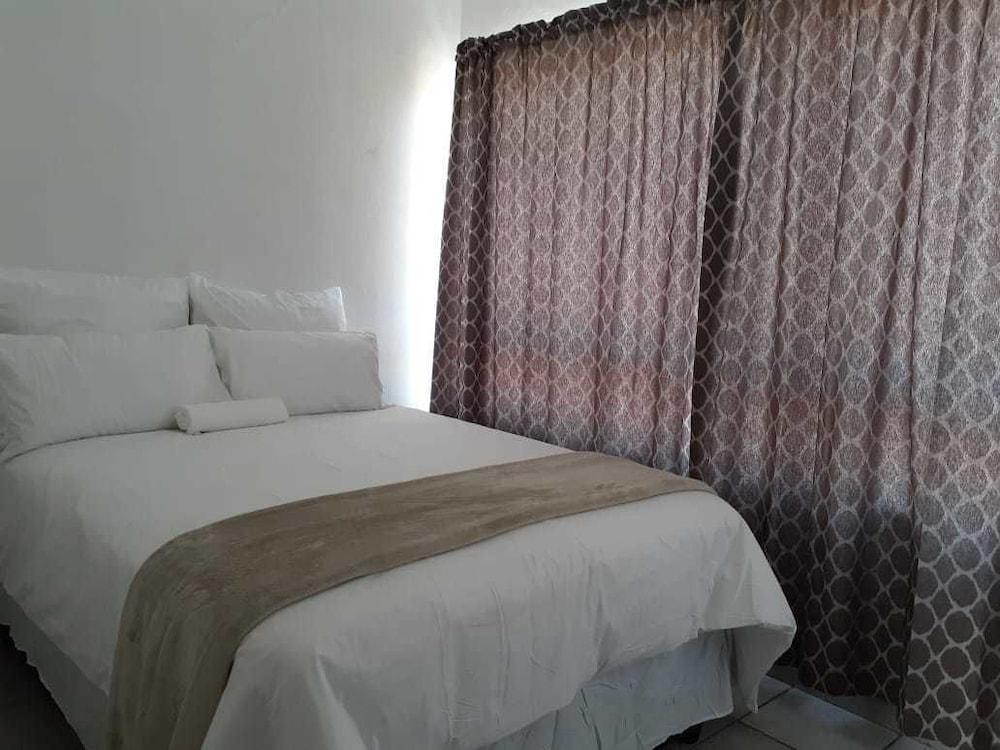 Mthonjeni Residence and Cafe Room