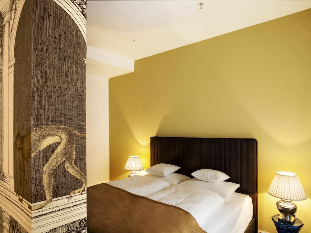 Gold Apartments Room