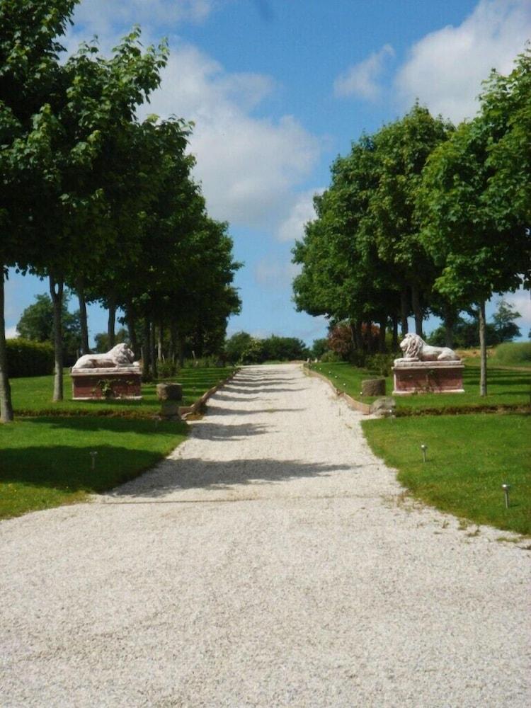 Manoir de la Rivière Property Grounds