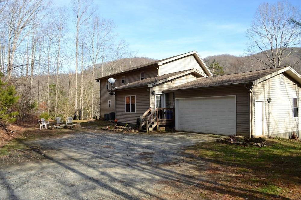 Comfortable Mountain Home near Everything yet Private