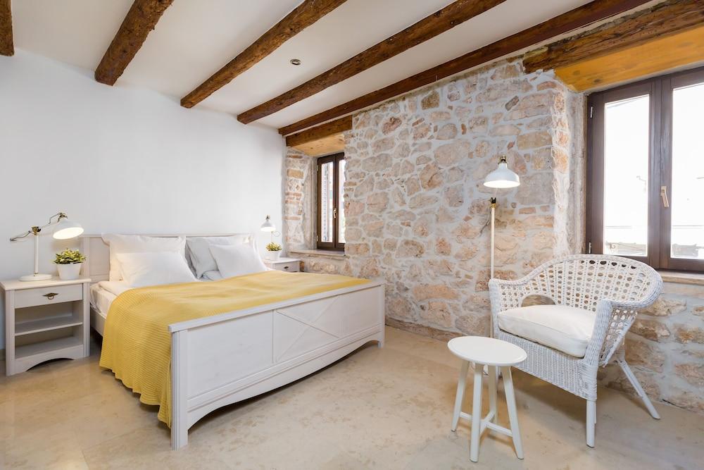 DeAmicis Studios by Irundo Featured Image