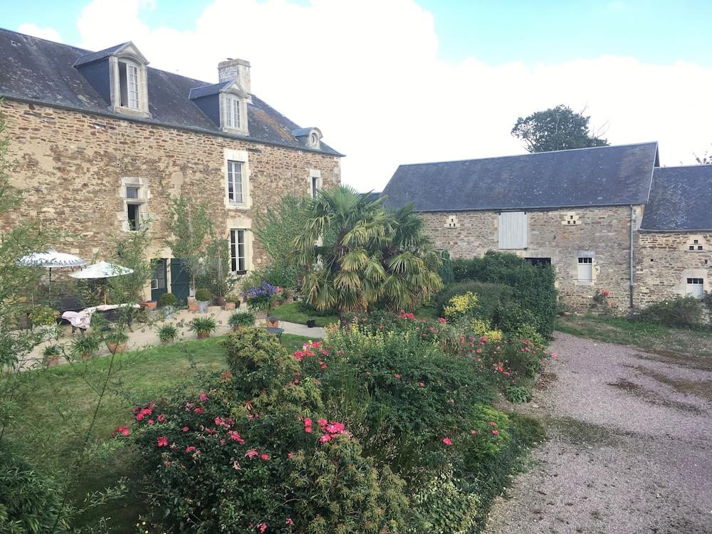 Manoir de la Rivière Property Grounds