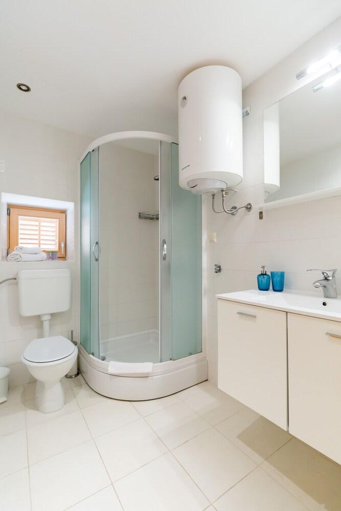 DeAmicis Studios by Irundo Bathroom