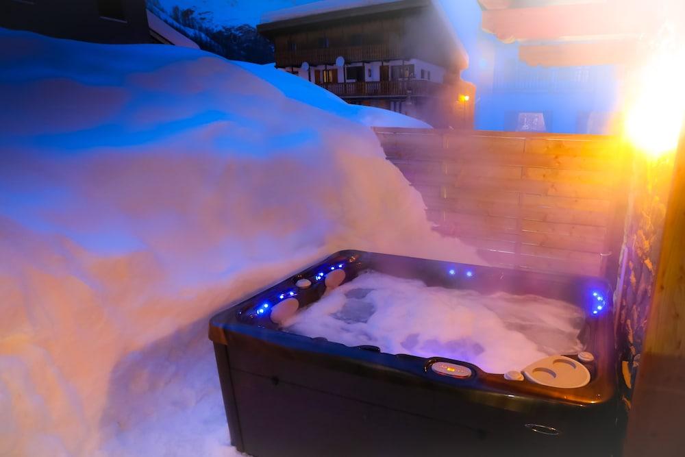 Chalet Monte Bianco Outdoor Spa Tub