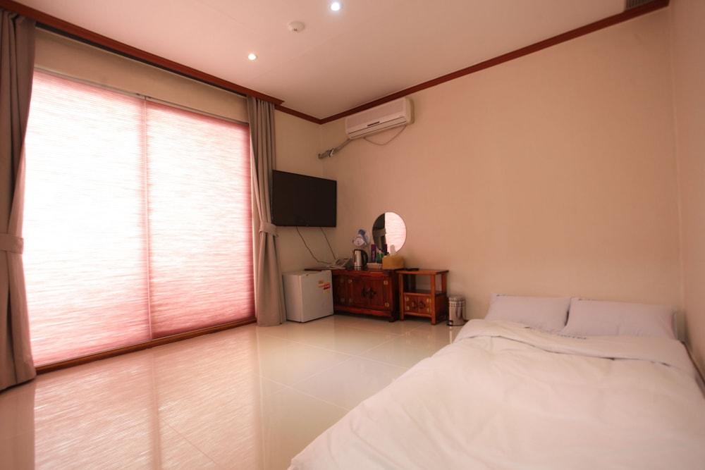 Goraekkum Hotel Room