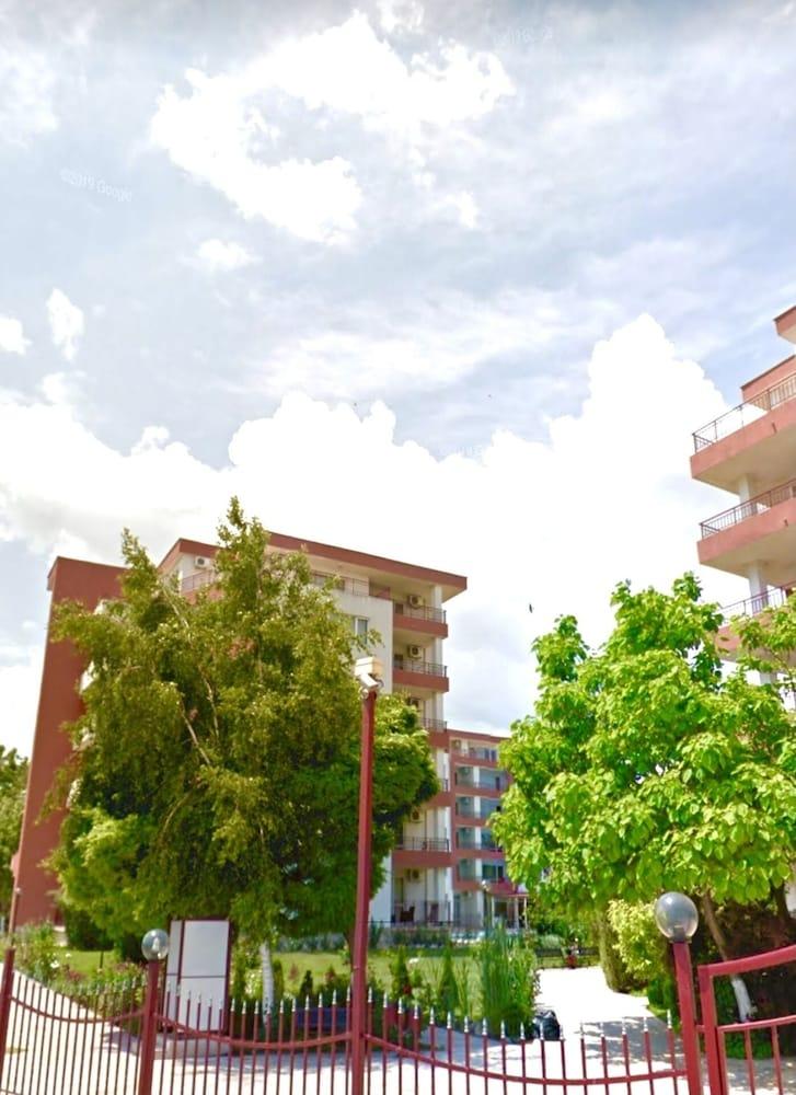 Seaside Studio Apartment in Ravda Property Grounds