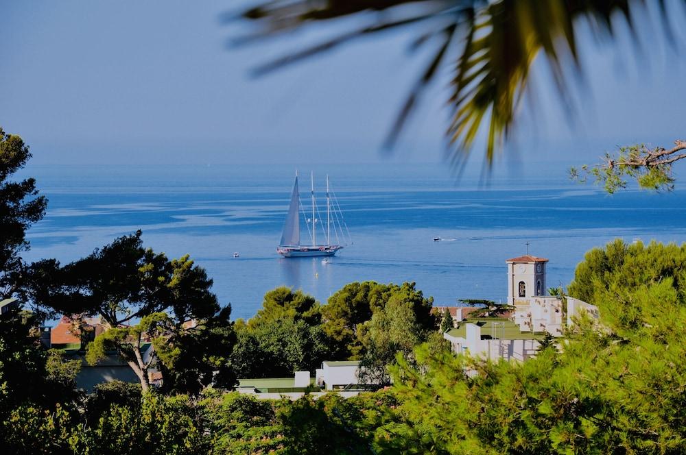 The Address Cassis Exterior