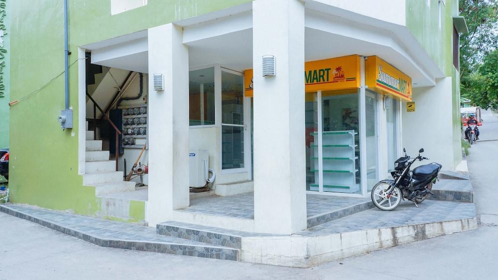 ريد دورز آت دونا خاثينتا باساك مانداوي المنطقة الخارجية