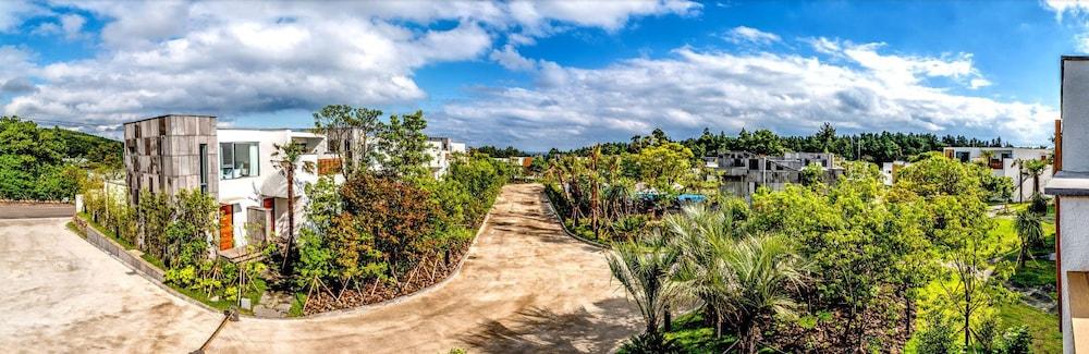 The Shimpang Spa & Pool Villa Property Grounds