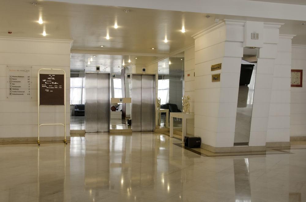 في آي بي إكزجيوتيف ماركيز أبارتهوتل الردهة