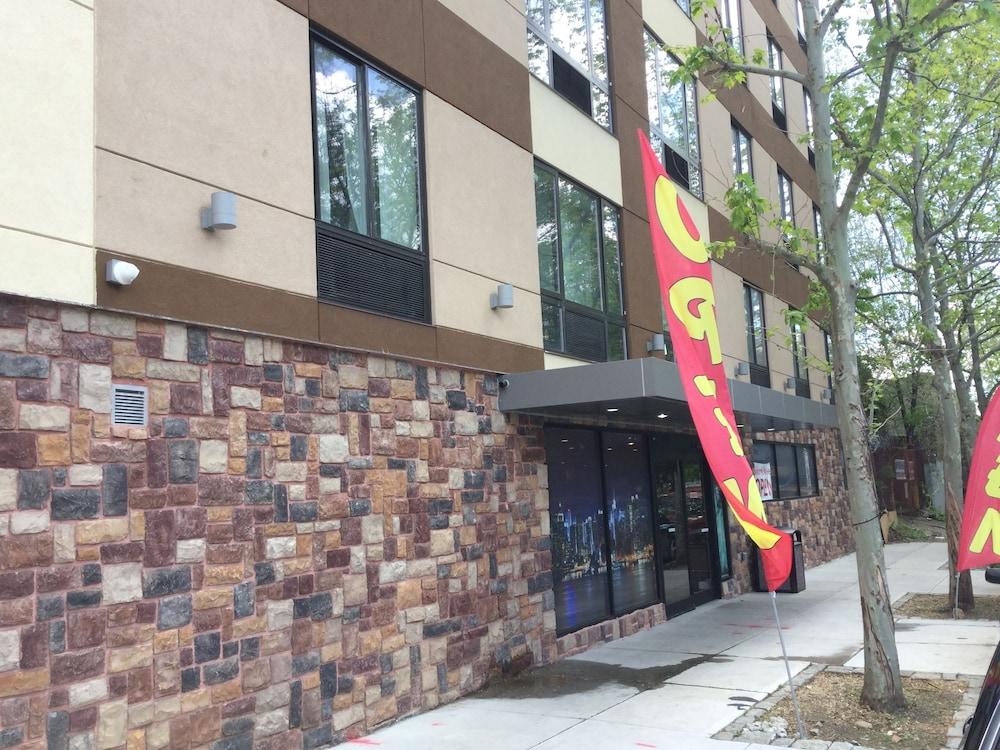 Ramada by Wyndham Bronx Terminal Exterior