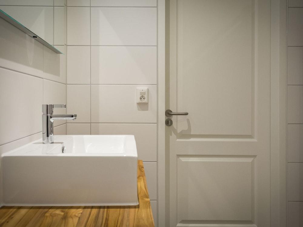 Apartment in Tasteful Farmhouse in De Cocksdorp, on the Wadden Island of Texel Bathroom