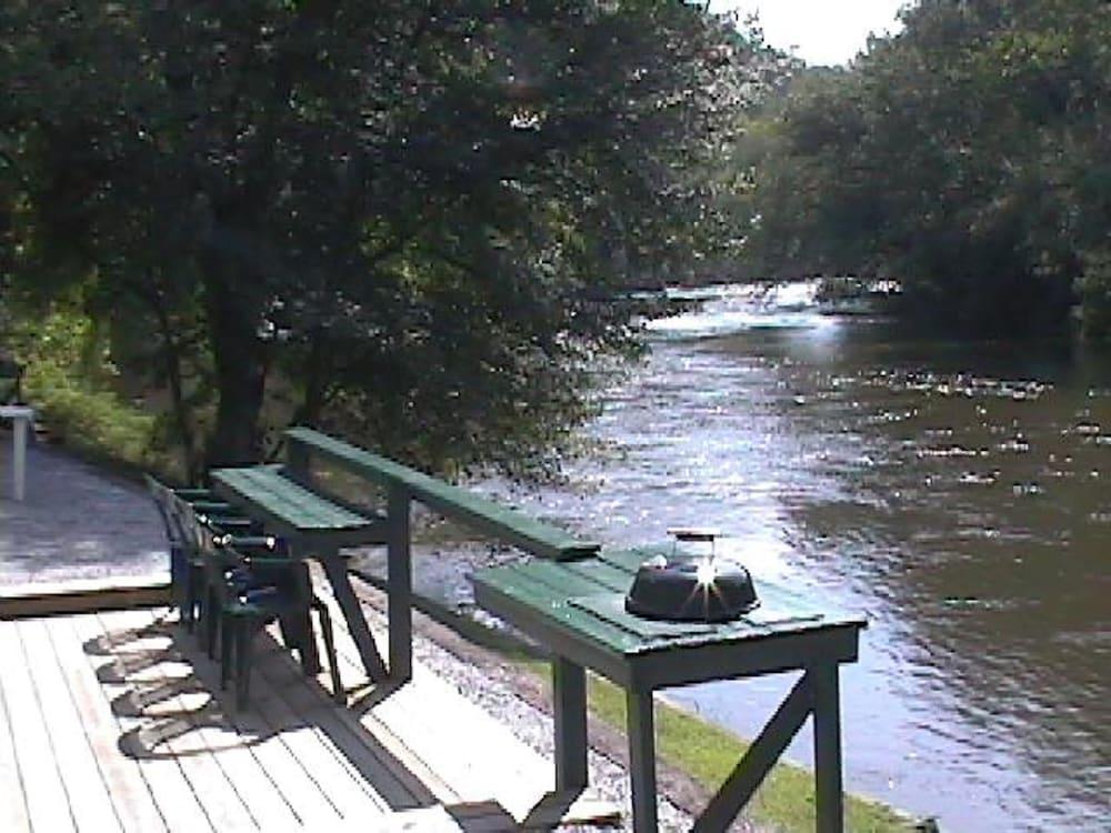 Riverbend Lodging BBQ/Picnic Area