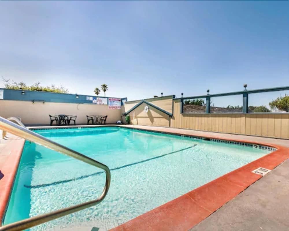 مونتيراي فير جراوندس إن حمام سباحة مكشوف