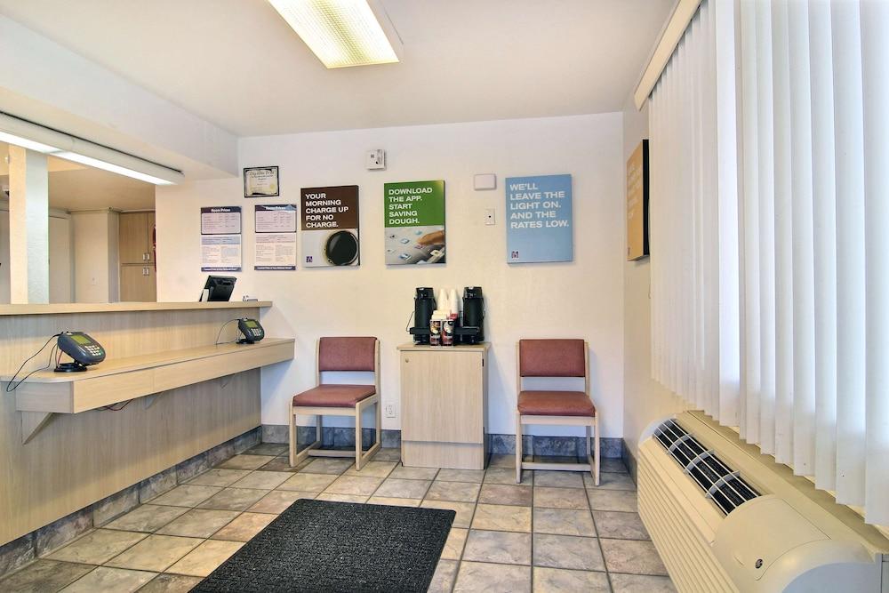 Motel 6 Lubbock, TX Lobby