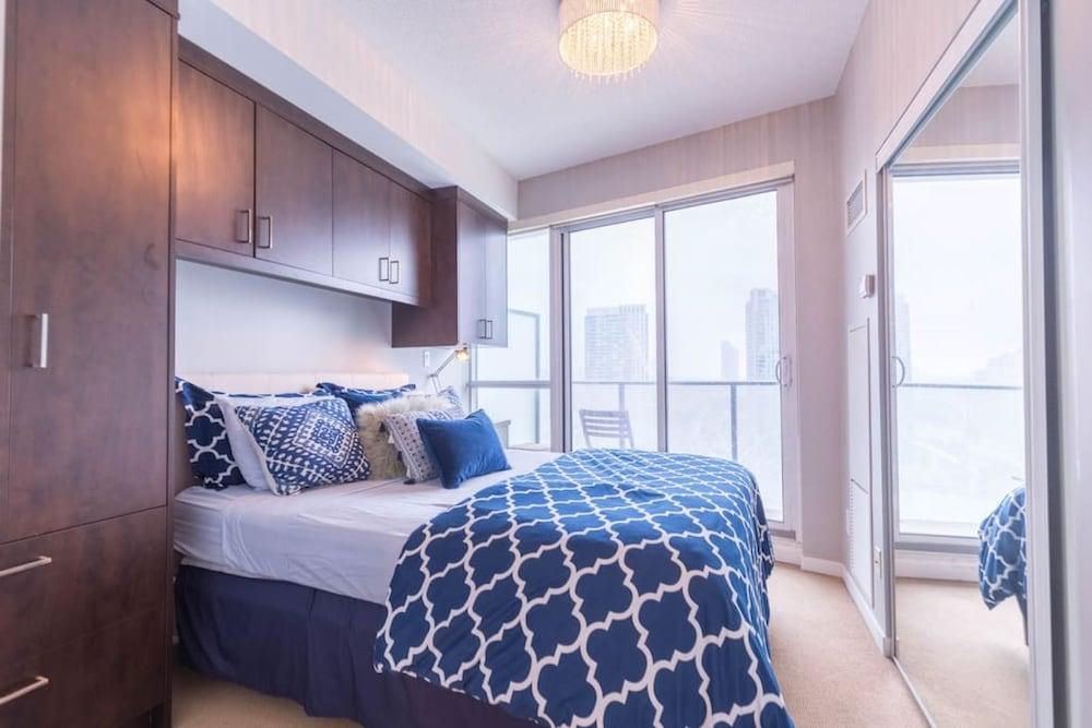 HomeHop - Maple Leaf Square Room