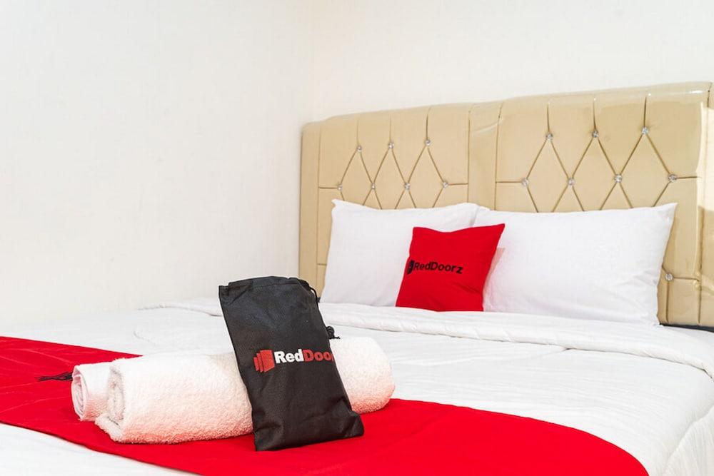 RedDoorz near Tarumanagara University Featured Image
