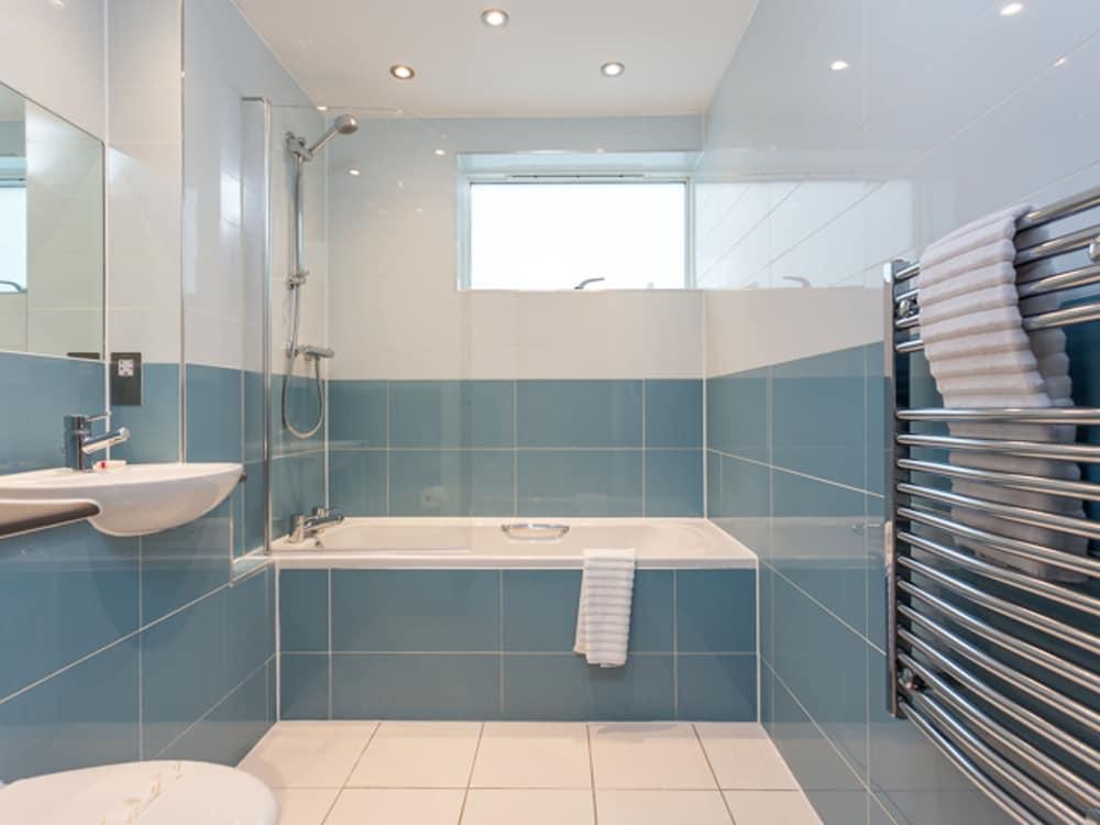 Curlew, Poole Bathroom