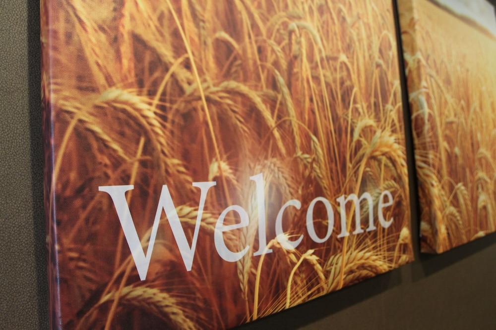 سيمون إن هوتل آند سويتس منصة تسجيل إجراءات الوصول/المغادرة
