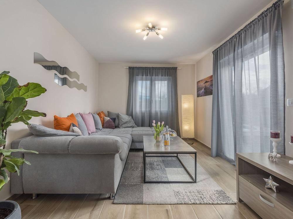 Charming Villa Frontera in Nova Vas With Private Pool for 6 People