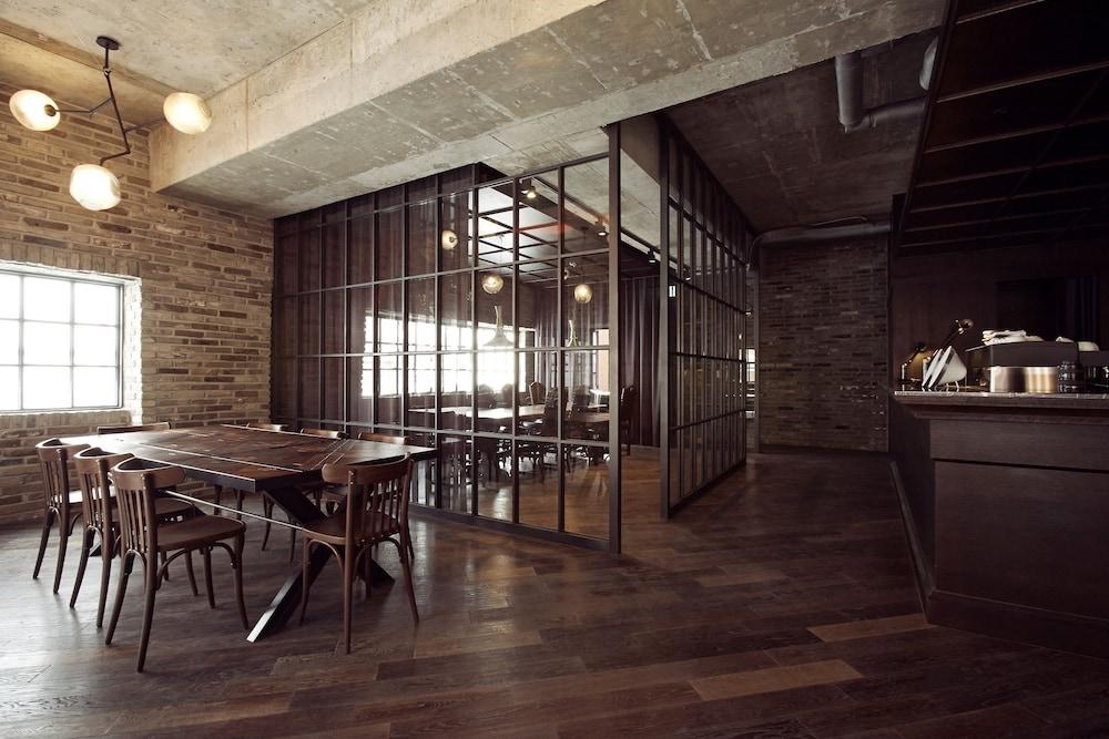 جيه إس ذا كلاسيك هوتل