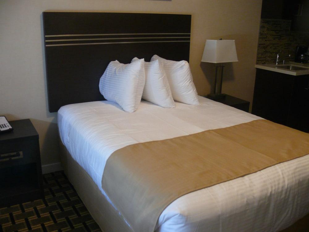 Super 8 by Wyndham Watrous Room