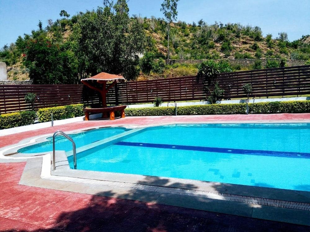 Rishika Clarks Inn Outdoor Pool