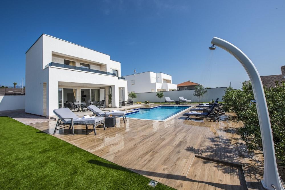 Luxury Villas Anita with Private Pool Featured Image