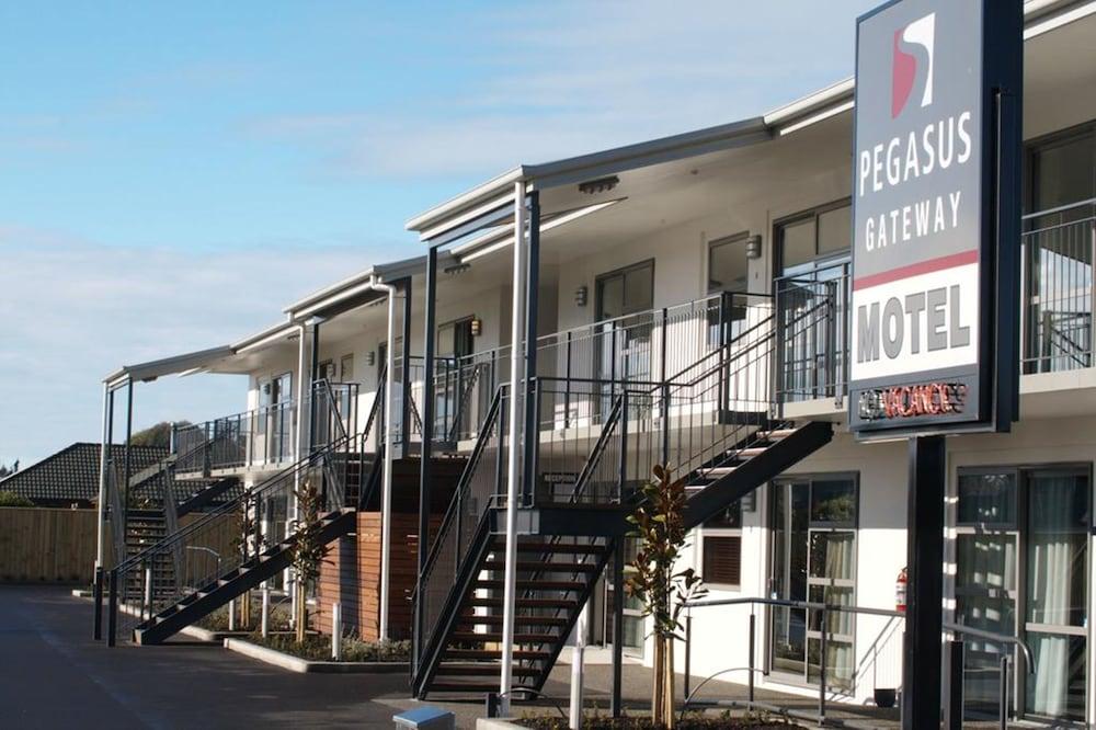 Pegasus Gateway Motels and Apartments Exterior