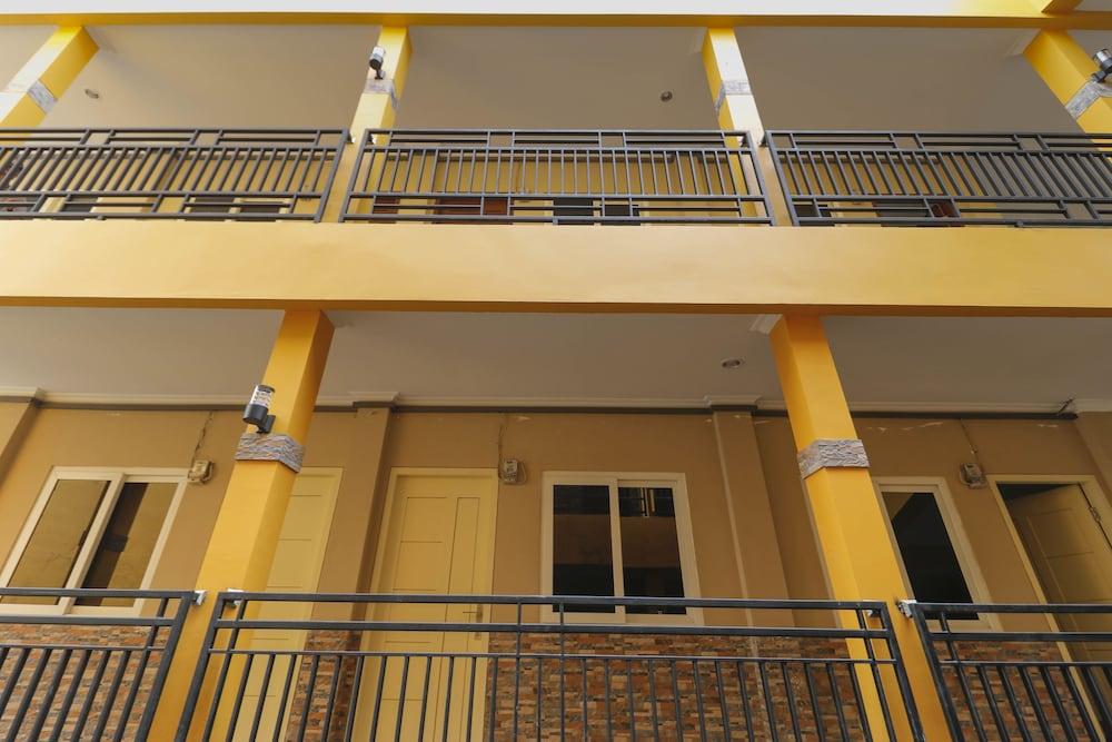 ريد دورز بلس نير باليم بانج سكوير مول تفاصيل الفندق من الخارج