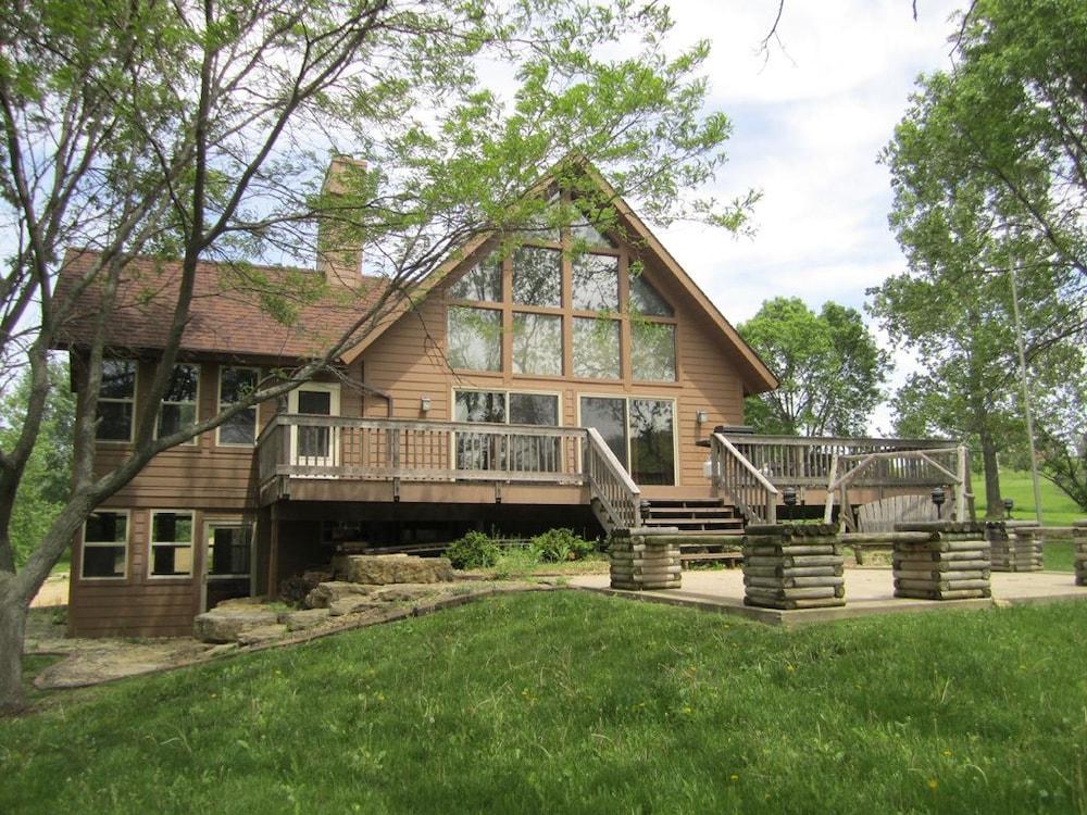 Moose Tracks Lodge Exterior
