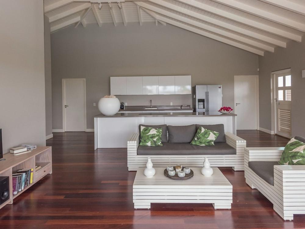 Splendid Villa With Swimming Pool in Jan Thiel Living Room