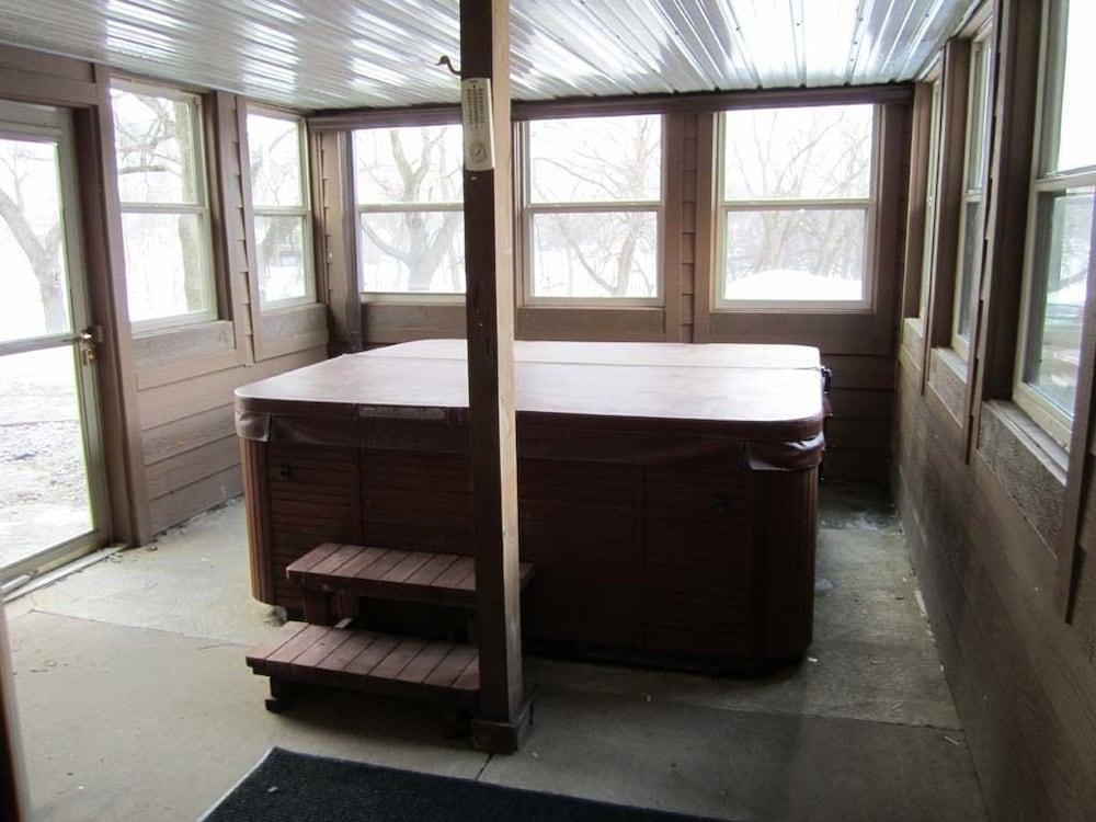 Moose Tracks Lodge Indoor Spa Tub