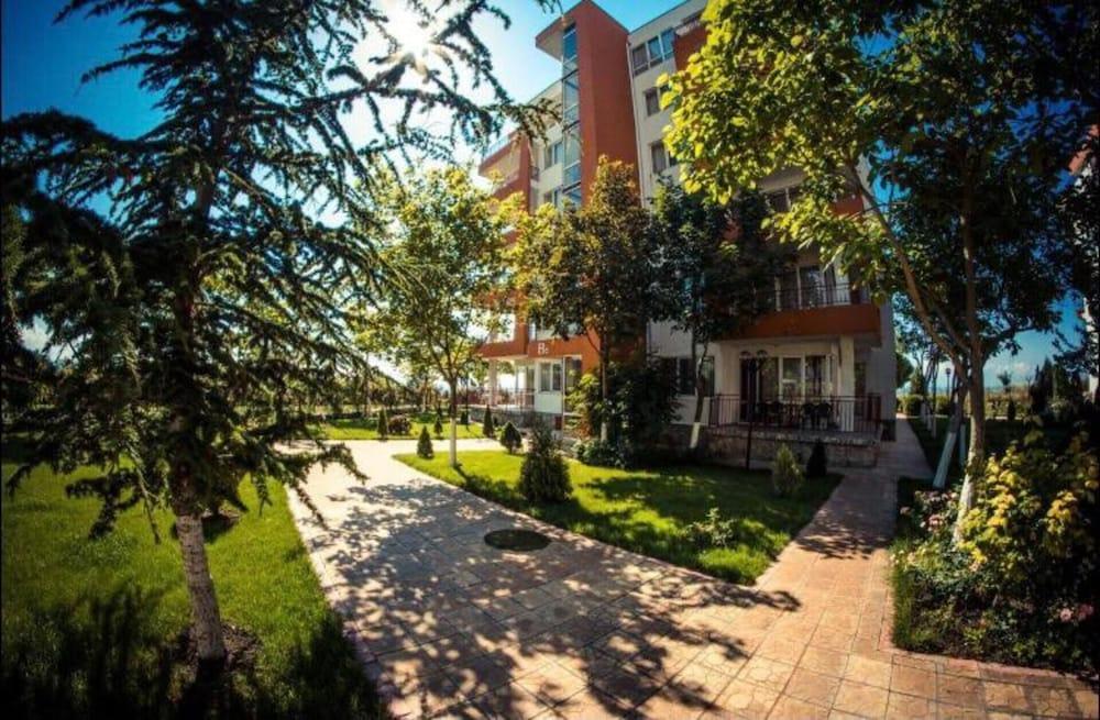 Seaside Studio Apartment in Ravda Property Grounds