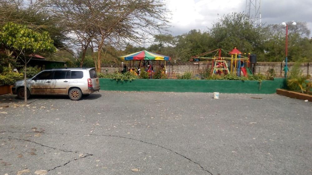 Savannah Lodge Nguluni Property Grounds