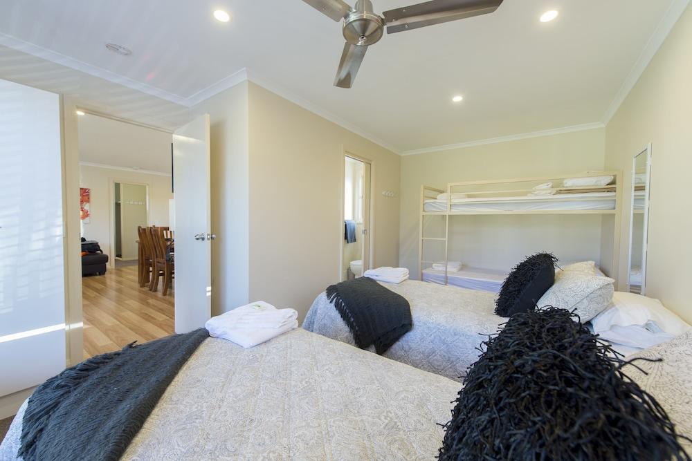 Fossickers Tourist Park Room