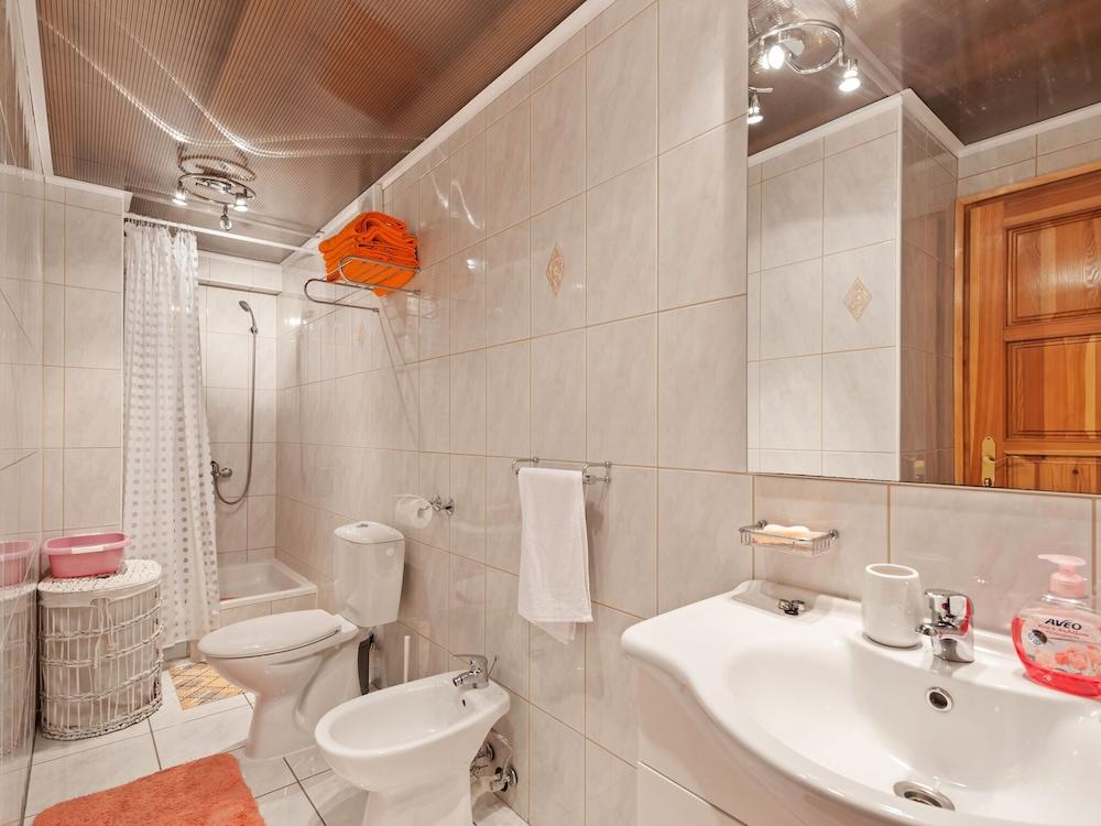 Joyful Apartment in Polača with Swimming Pool Bathroom