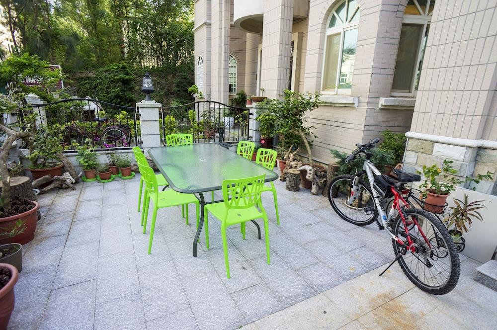 Red Tomato Modern Branch Property Grounds