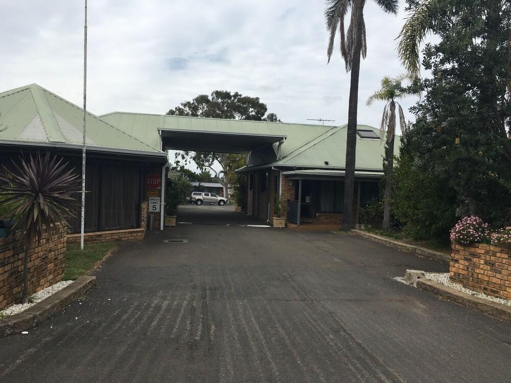 Abcot Inn Property Grounds